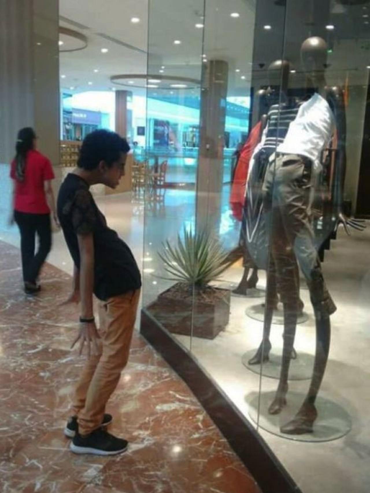 Nggak Ada Malu-Malunya, Kelakuan Absurd Orang Di Mall Ini Bikin Geleng-Geleng